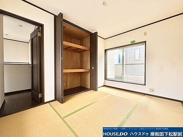 収納力のある押し入れを備えた、畳の香りが心地よい落ち着きのある和室です。明るい窓から光が差し込む開放的な空間で、客間やゆったりくつろげるプライベートな寝室に最適です！