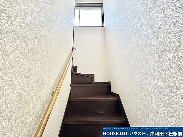 手すりがしっかりと備わった、安全面に配慮された階段スペースです。上部には窓から優しい光が差し込み、明るくすっきりと整えられた心地よい空間となっています！