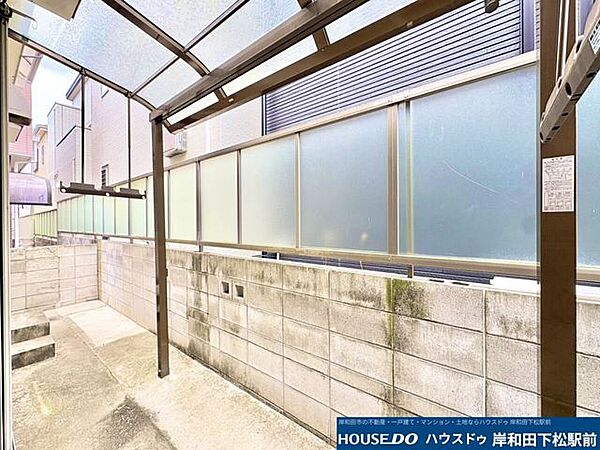 屋根やフェンスがしっかりと備わった、プライバシーが守られる使い勝手の良い屋外スペースです。天候を気にせず洗濯物を干せるほか、多彩な用途で便利にご活用いただけます！