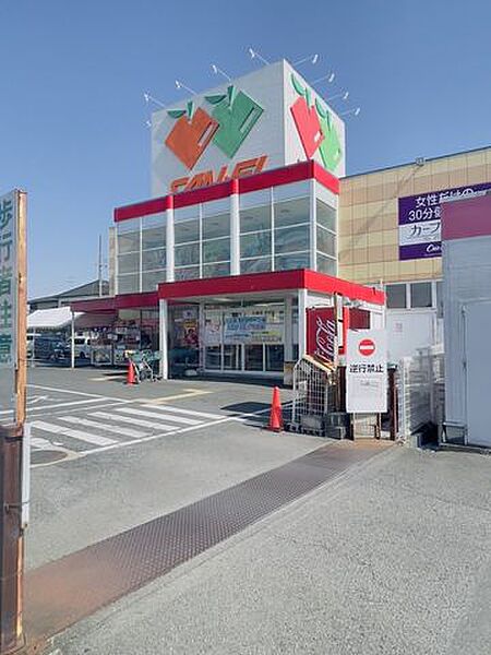 サンエー山直中店 780m