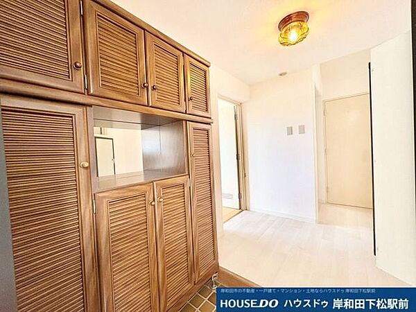 豊富な収納スペースを備えた、すっきりと片付く清潔感のある玄関です。落ち着いたデザインのシューズボックスがあり、家族全員分の靴をきれいに整理整頓できます！