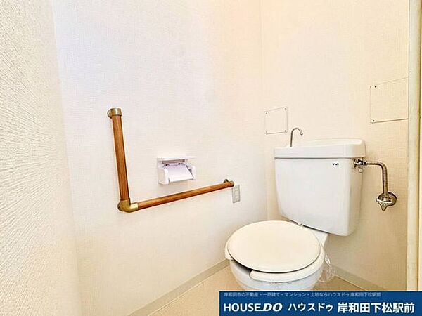 白を基調としたすっきりと清潔感のあるトイレです。手すりが設置されているため立ち座りの動作がしやすく、安全性に配慮された安心してご利用いただける空間です！