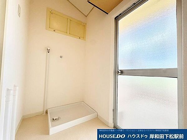 室内洗濯機置場を備えた清潔感のある洗面所です。窓からたっぷりの陽光が差し込む明るい空間となっており、毎日の家事や洗濯も心地よくスムーズに行うことができます！