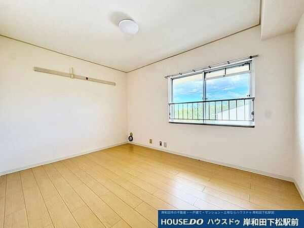 白を基調としたシンプルで使い勝手の良い洋室です。窓からたっぷりの陽光と心地よい景色が広がり、寝室や子供部屋などプライベートな空間を快適にお過ごしいただけます！