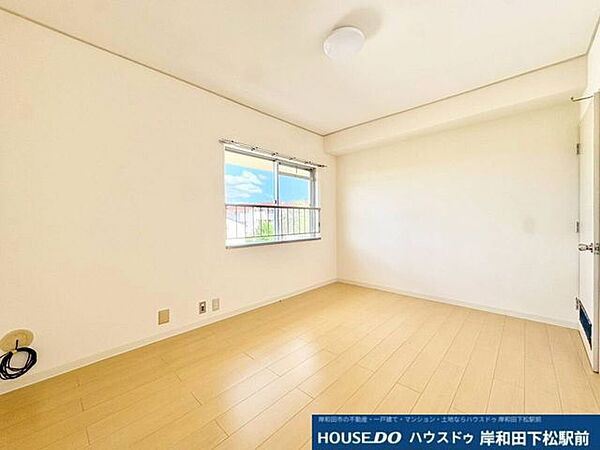 白を基調としたシンプルで明るい洋室です。窓からたっぷりの陽光が差し込み、心地よいプライベート空間を演出します。寝室や子供部屋など、自由な用途で快適にお使いいただけます！