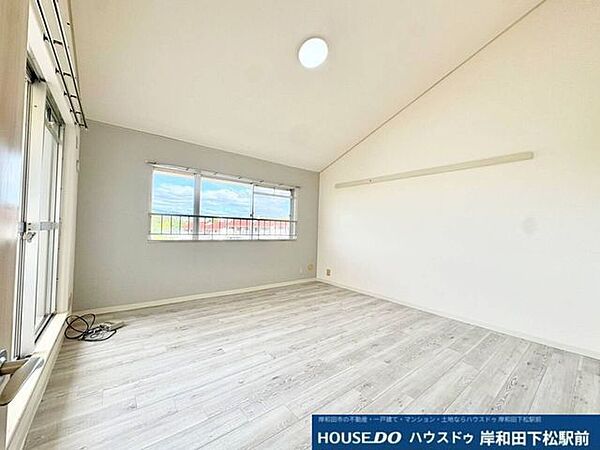 明るい光が差し込む、落ち着いた色合いのフローリングが魅力の洋室です。二面に窓がある開放的な空間で、心地よい風を感じながらゆったりとおくつろぎいただけます！