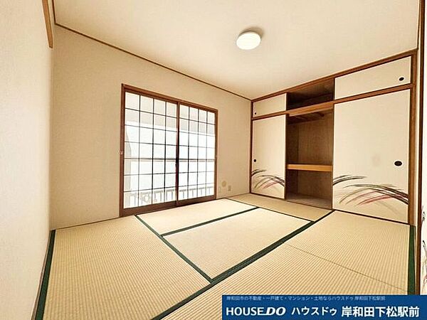 障子から柔らかな光が差し込む、心安らぐ和室です。収納力のある押入が備わり、客間や小さなお子様のお昼寝スペースなど、多目的に心地よくお使いいただけます！