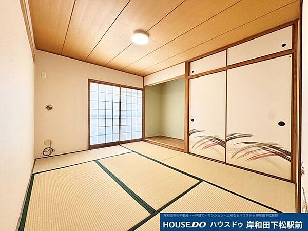 木の温もりを感じる天井と畳が調和した、心落ち着く和室です。障子から柔らかな光が差し込み、客間やゆったりくつろぐリラックススペースとして快適にお使いいただけます！