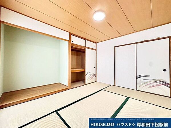 床の間や押入をしつらえた、趣のある和室です。畳の香りに包まれる落ち着いた空間で、客間としてはもちろん、日々の疲れを癒すくつろぎの場所としても最適です！