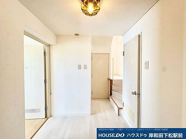 白を基調としたすっきりと明るい廊下です。各居室や水回りへスムーズに移動できる動線が確保されており、毎日のお家の中の移動が快適に行える機能的な空間です！