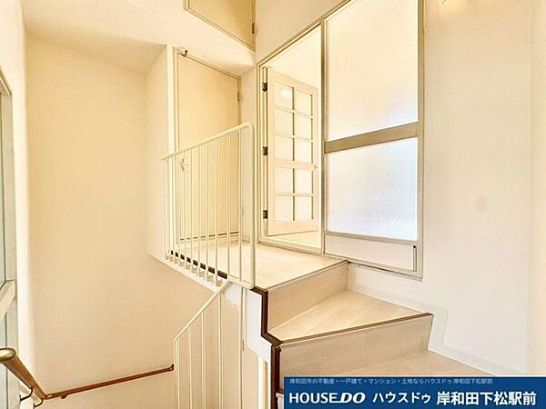 白を基調としたすっきりと明るい廊下スペースです。各居室や階段への移動がスムーズに行える動線が確保されており、毎日のお家の中での移動を快適にサポートします！