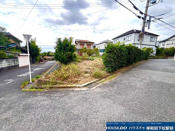 すっきりと舗装された前面道路と、開放感のある角地のような現地周辺の様子です。見通しが良く開放的な環境となっており、毎日の心地よい暮らしを叶えてくれるロケーションです！