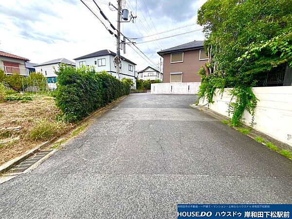 すっきりと舗装された歩きやすい前面道路と、落ち着いた住宅街の街並みです。周辺は交通量も少なく穏やかな環境が広がっており、毎日の生活や小さなお子様の通学にも安心です！