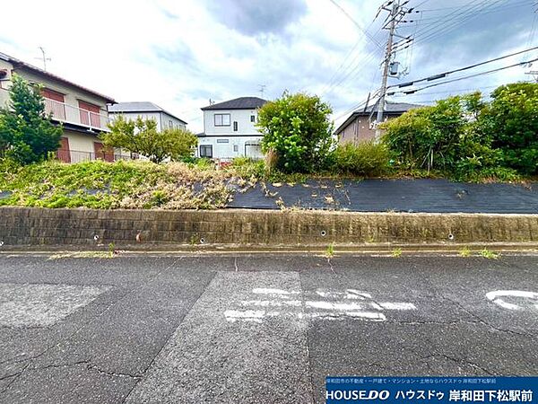 すっきりと舗装された広い前面道路と、綺麗に整えられた擁壁の上の現地です。周辺は落ち着いた住宅街となっており、日当たりも良好で理想のマイホームを建てるのに最適な環境です！