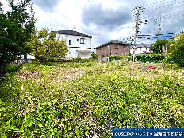 周辺に高い建物が少なく、青空が広がる開放感あふれる敷地内の様子です。たっぷりと陽光が差し込む日当たり良好な環境で、理想のマイホームをのびのびと建築していただけます！