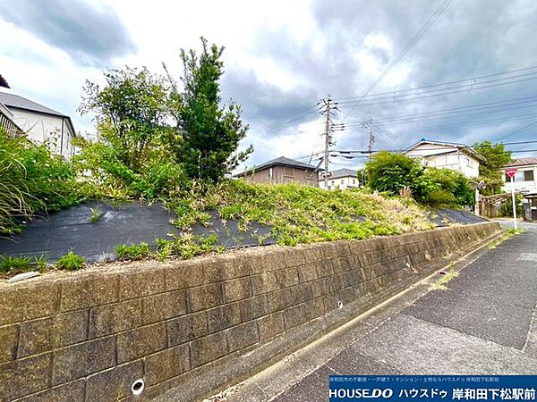 すっきりと整備された擁壁に囲まれた、陽当たりと風通しが良好な敷地の様子です。前面道路からの視線が気になりにくく、プライバシーを確保しながら快適な新生活を送れます！