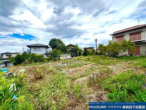 緑豊かな木々に囲まれ、プライベート感のある落ち着いた敷地内の様子です。周囲の街並みとも調和する穏やかな環境で、理想のマイホームをゆっくりとご検討いただけます！