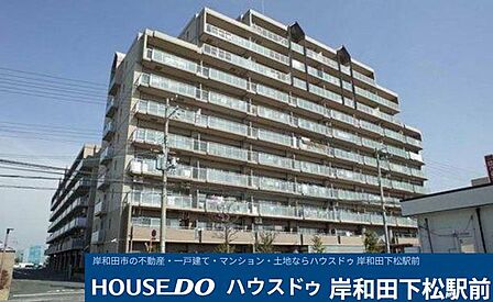 青空の下に堂々と佇む、存在感と開放感のあるマンションの外観です。すっきりと整えられたデザインが美しく、周辺環境に調和した落ち着きのある佇まいで、毎日心地よくお帰りいただけます！