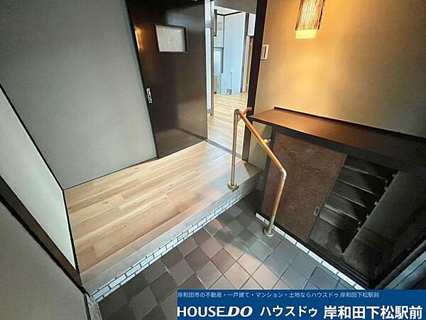 木の温もりが感じられるすっきりと綺麗な玄関です。安心の手すりが設置されており、日々の家族の出入りやゲストのお出迎えもスムーズに行える、温かみと実用性を兼ね備えた心地よい空間です！