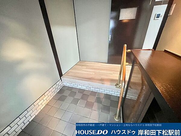 すっきりと綺麗な落ち着きのある玄関スペースです。便利な手すりが備え付けられており、毎日の家族の出入りや大切なお客様のお出迎えも安全でスムーズに行える、使い勝手の良い空間です！