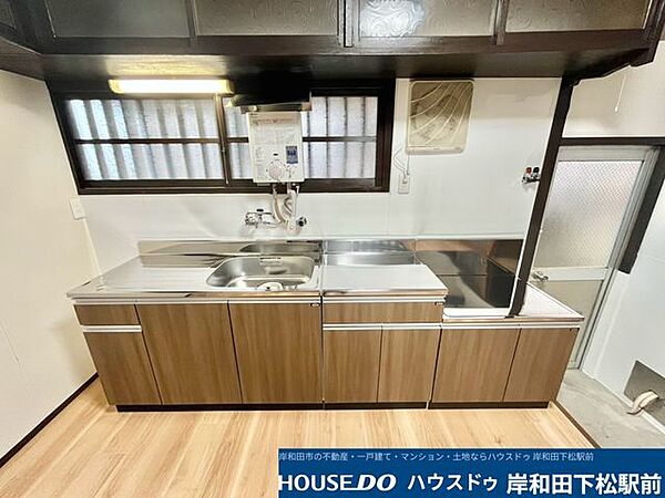調理スペースが広く、毎日の料理がスムーズに楽しめる機能的なキッチンです。すっきりと収納できるキャビネットを備えており、明るく清潔感のある空間で快適にお料理の時間を満喫できます！