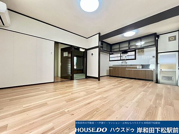 明るい木目のフローリングが広がる、清潔感あふれる心地よいリビングです。ご家族が自然と集まるゆったりとした空間になっており、家具の配置もしやすく理想のインテリアをお楽しみいただけます！
