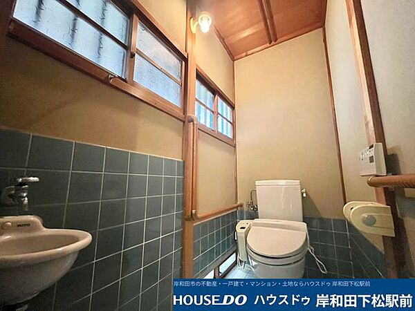 温水洗浄便座付きで快適にお使いいただける清潔感のあるトイレです。手洗い場や便利な手すりも備わっており、高い利便性と安心感を兼ね備えた、心地よい空間づくりがなされています！