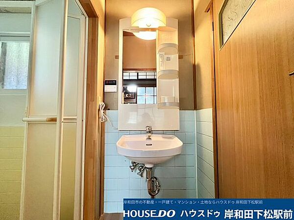 すっきりと使い勝手の良いシンプルな洗面所です。明るい照明と使いやすい洗面ボウルが備わっており、毎日の身支度や洗顔などのスキンケアも快適に行える清潔感のある空間です！