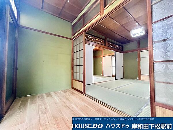 手前側の板の間と奥の和室が自然につながる、開放感のある使い勝手の良い空間です。障子から差し込む優しい光が心地よく、ライフスタイルに合わせて多彩な用途にご活用いただけます！