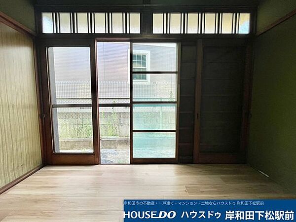 大きな窓からたっぷりと明るい光が差し込む、開放感あふれる心地よい空間です。外への出入りもしやすく、木の温もりが感じられるフローリングと伝統的な建具の組み合わせが魅力です！