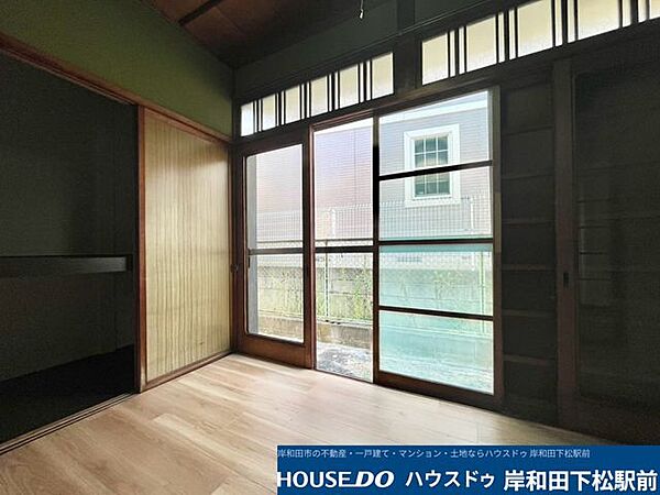 大きな窓からたっぷりと明るい光が差し込む、開放感あふれる心地よい空間です。外への出入りもしやすく、木の温もりが感じられるフローリングと伝統的な建具の組み合わせが魅力です！