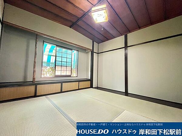 心落ち着く和の雰囲気が魅力の、ゆったりとした広さの和室です。い草の香る畳の上で手足を伸ばしてくつろげるほか、客間や小さなお子様のお昼寝スペースとしても便利にお使いいただけます！