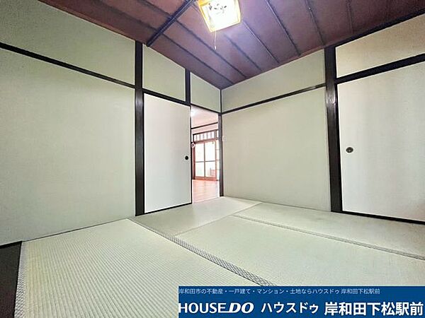 畳の温もりに癒される落ち着いた和室です。客間としてはもちろん、家事スペースや小さなお子様の遊び場など、ライフスタイルに合わせて多目的にご活用いただける便利な空間となっています！