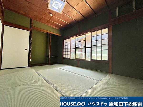 心地よい陽光がたっぷりと差し込む、明るく開放感のある和室です。伝統的な趣きと使い勝手の良さを兼ね備えており、ゆったりとくつろぐ客間やご家族の団らんスペースに最適です！