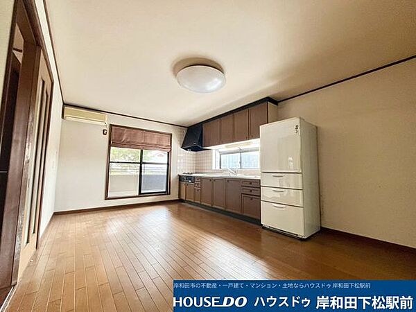 プライバシーが確保しやすく明るい光が差し込む2階リビングの空間です。落ち着いたトーンのフローリングとキッチンが調和し、ご家族でゆったりと快適な時間をお過ごしいただけます！