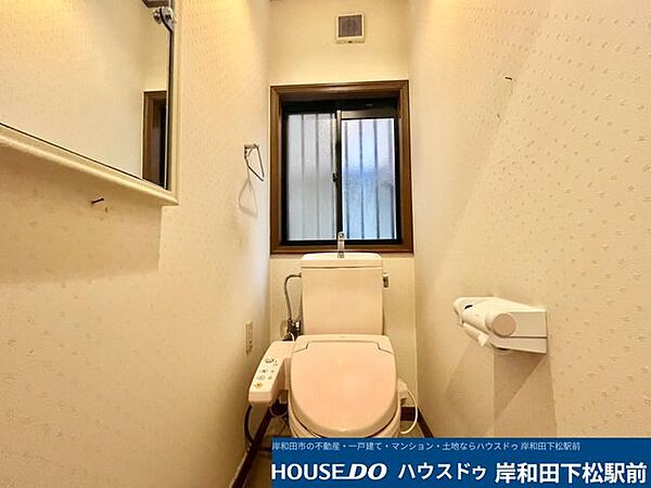 窓から明るい光が差し込む清潔感のあるトイレです。温水洗浄便座付きで快適にお使いいただけます。すっきりとした空間で、毎日の暮らしを心地よくサポートします！