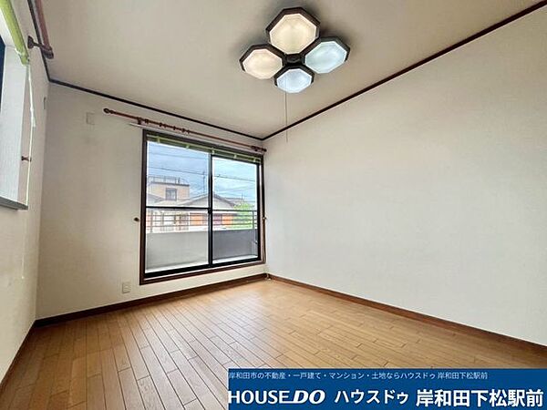 大きな窓からたっぷりと明るい陽光が差し込む心地よい洋室です。ゆとりある広さがあり、大きなベッドや家具をレイアウトしやすく、主寝室としても快適にお使いいただけます！