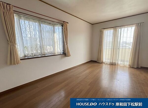 【温もりあふれる明るいリビング】窓からたっぷりと光が差し込む、明るく開放的な居間・リビングです。ご家族みんながゆったりと寛ぎながら楽しい時間を過ごせる住まいとなっています♪※イメージ写真