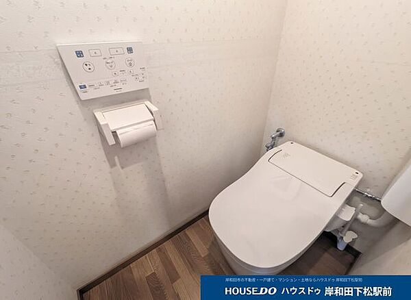 【快適な温水洗浄便座付きトイレ】すっきりとスタイリッシュなデザインのトイレ空間です。便利な温水洗浄便座や壁付けのリモコンが設置されており、清潔感のある空間です♪※イメージ写真