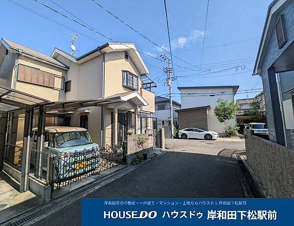 【駐車スペースと周辺環境】駐車スペースと前面道路を含む現地周辺の様子です。車通りが少なく落ち着いた雰囲気が漂い、小さなお子様がいるご家族にも安心の住環境となっています♪
