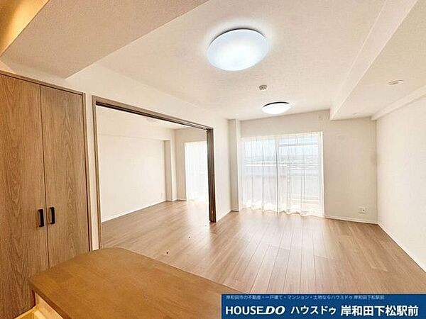 最上階ならではの大きな窓からたっぷりの陽光が差し込む、明るく開放的なリビングです。遮るもののない抜けた景色や爽快な青空が広がり、心地よい風を感じながら毎日ゆったりと快適にお過ごしいただけます！