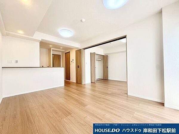隣接するお部屋と一体化して広々と使える、開放感あふれるリビングです。温かみのある木目調フロアとすっきりした内装が調和し、心地よい空間を演出しています。ゆったりと団らんを楽しめる快適な住空間です！