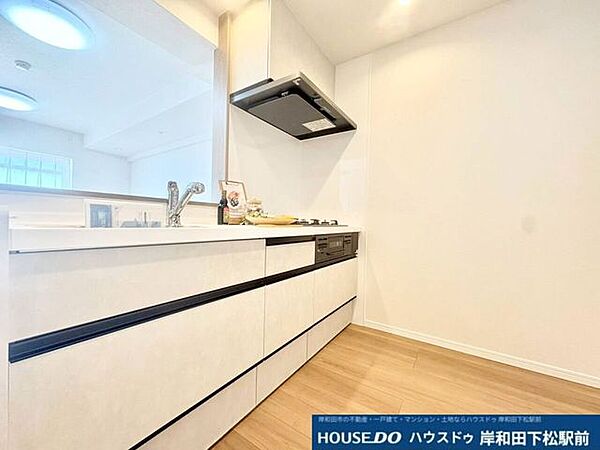 白を基調とした清潔感あふれる、スタイリッシュなシステムキッチンです。収納力も備わっており、調理器具などを綺麗に整理できます。明るく開放的な空間で、楽しく快適に調理が行えます！