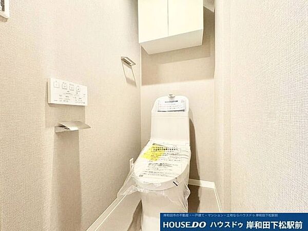 清潔感と落ち着きのある雰囲気が漂うトイレです。便利な温水洗浄便座付きで、毎日快適にご使用いただけます。上部には収納棚も完備されており、トイレットペーパーなどをすっきりと片付けておくことができます！