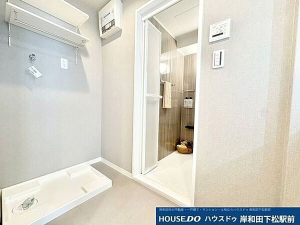 すっきりと使い勝手の良い洗面所・脱衣スペースです。洗濯機置き場の上部には便利な棚が設置されており、洗剤やタオルなどの小物をすっきりと収納できます。清潔感のある空間で、家事や身支度もスムーズに行えます！