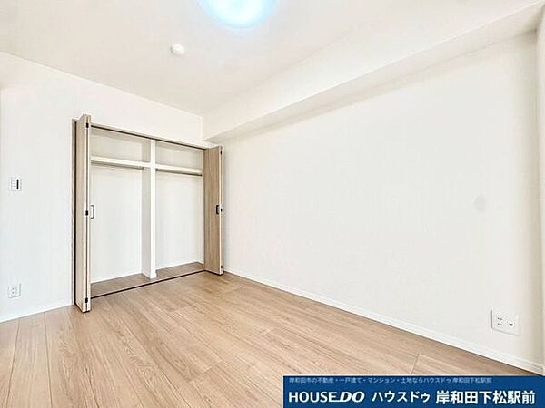温かみのある木目調フロアと白基調の洋室です。便利なクローゼットが備わっており、衣類や荷物を収納して居住スペースを広く使えます。寝室や子供部屋など、快適なプライベート空間としておすすめです！