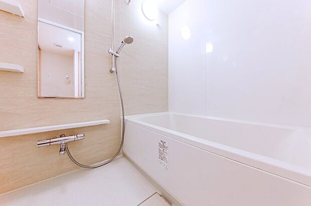 【浴室】　ナチュラルテイストで統一された浴室。ミストサウナ機能付き浴室乾燥機が搭載されています。快適なバスタイムで、日々の疲れも癒していただけます。