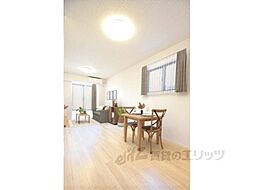 メゾン・レゾナンスI 2階2LDKのリビング/ダイニング