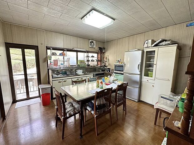 窓も大きく勝手口もあり、風通しの良さそうなダイニングキッチンです。料理をしながら会話ができ、アットホームな雰囲気で家族や友人とのコミュニケーションを楽しめますね。食器棚などを置くスペースもあります。
