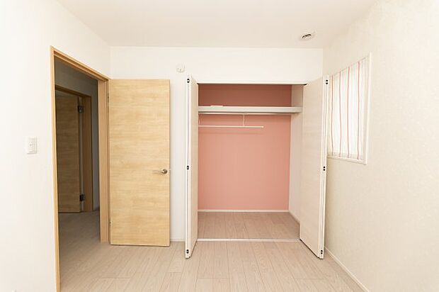2階の4.5帖の洋室を別角度から撮影しています。クローゼット内のピンクのアクセントクロスが暖かくかわいい雰囲気ですね。こちらの物件はいつでも見学可能となっております！お気軽にご連絡下さい！